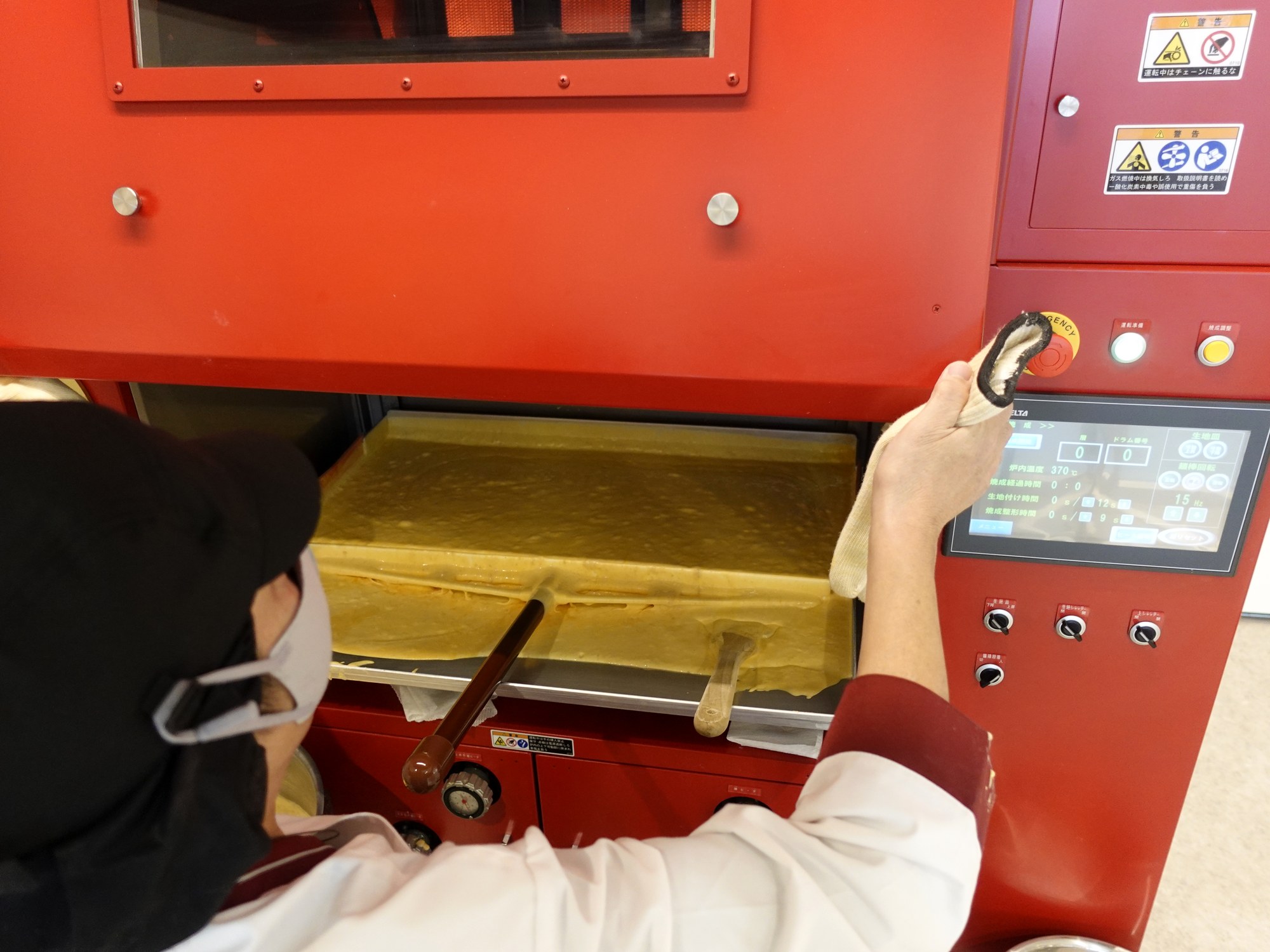 専用の機械でバウムクーヘンを焼き上げる工程
